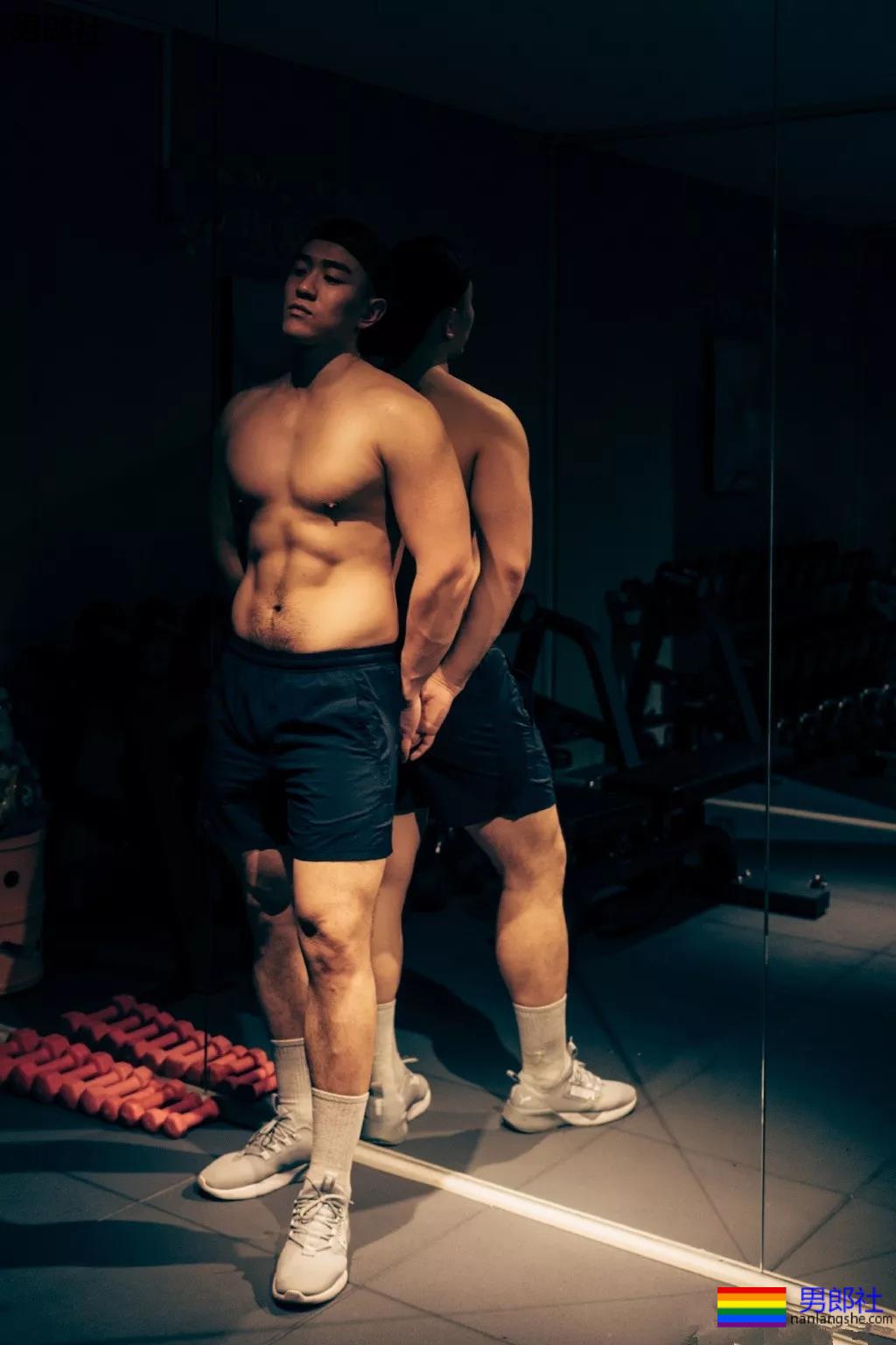 前^后^翘运动男又双叒叕发新照！蜜桃臀忠犬小哥大腿力量MAX! - 51虹马