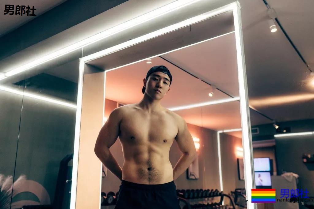 前^后^翘运动男又双叒叕发新照！蜜桃臀忠犬小哥大腿力量MAX! - 51虹马