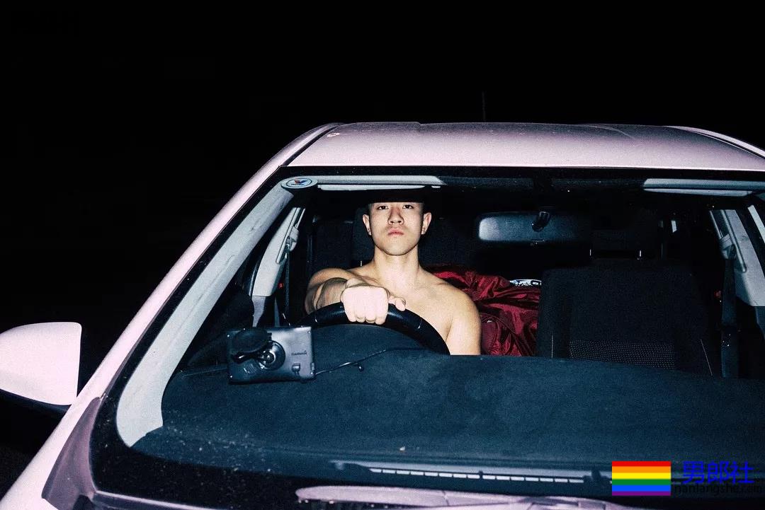 前^后^翘运动男又双叒叕发新照！蜜桃臀忠犬小哥大腿力量MAX! - 51虹马