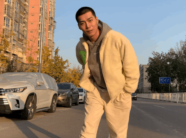 187小狼狗天台秀肌肉被疯传！长腿薄肌鼻子挺，真的太帅了！-51虹马