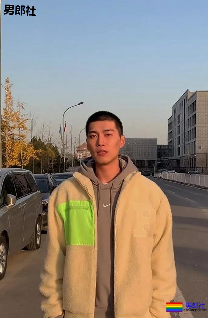 187小狼狗天台秀肌肉被疯传！长腿薄肌鼻子挺，真的太帅了！ - 51虹马