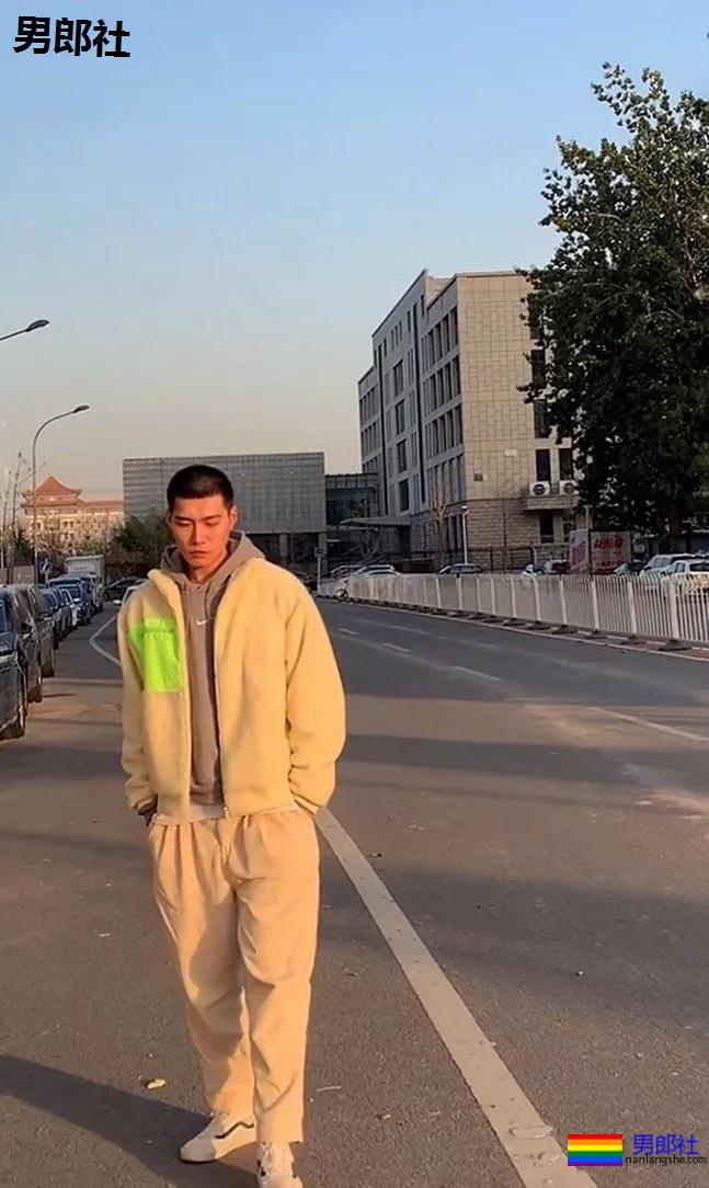 187小狼狗天台秀肌肉被疯传！长腿薄肌鼻子挺，真的太帅了！ - 51虹马