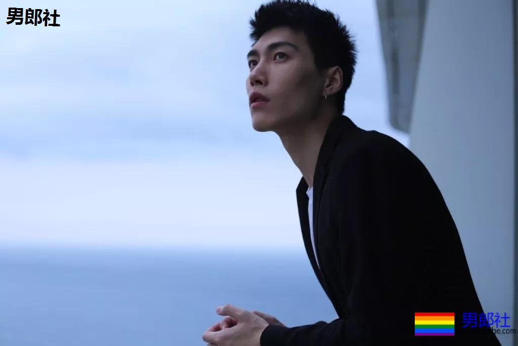 187小狼狗天台秀肌肉被疯传！长腿薄肌鼻子挺，真的太帅了！ - 51虹马