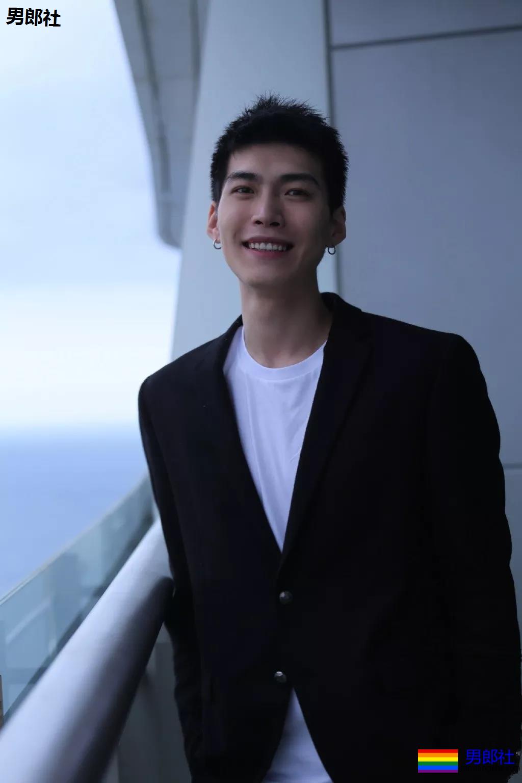 187小狼狗天台秀肌肉被疯传！长腿薄肌鼻子挺，真的太帅了！ - 51虹马