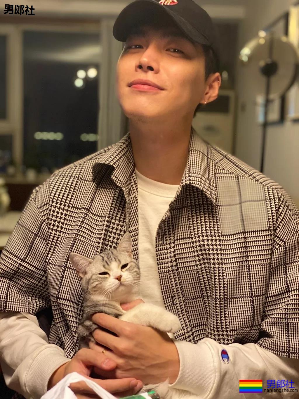 187小狼狗天台秀肌肉被疯传！长腿薄肌鼻子挺，真的太帅了！ - 51虹马