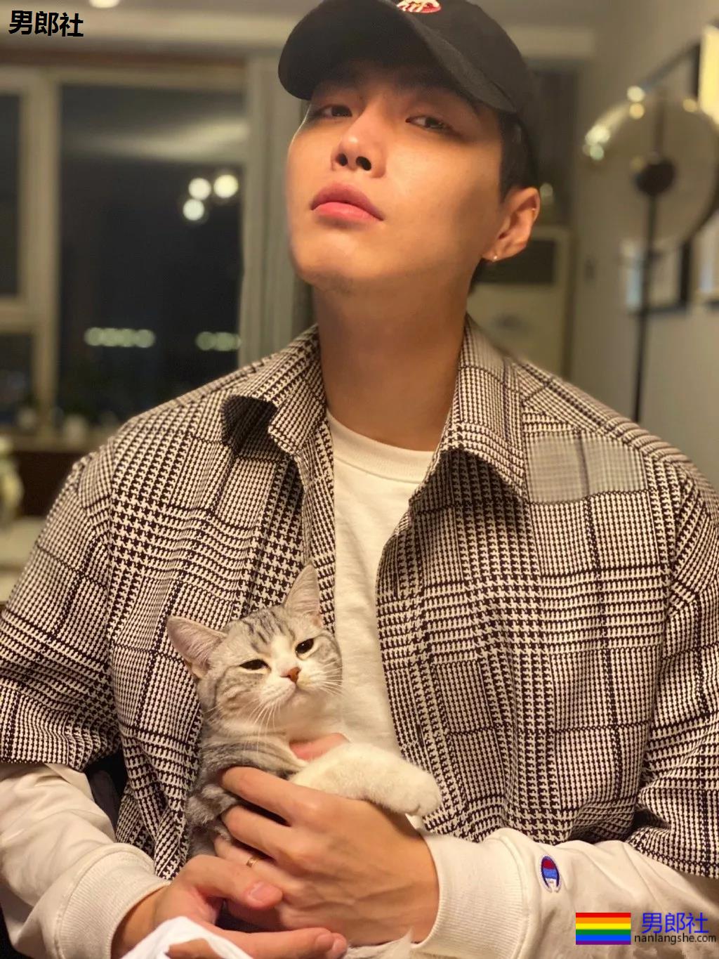 187小狼狗天台秀肌肉被疯传！长腿薄肌鼻子挺，真的太帅了！ - 51虹马