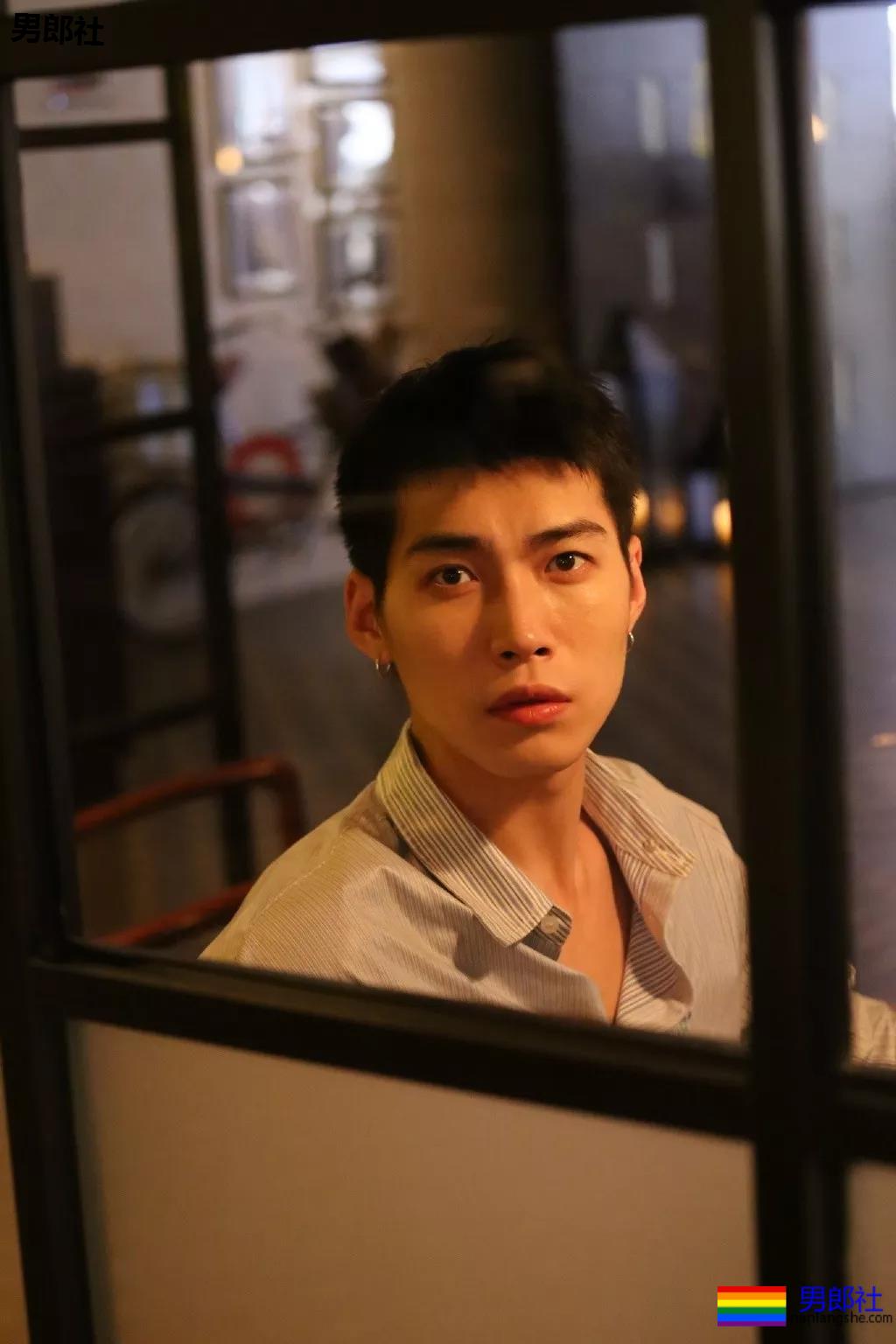 187小狼狗天台秀肌肉被疯传！长腿薄肌鼻子挺，真的太帅了！ - 51虹马