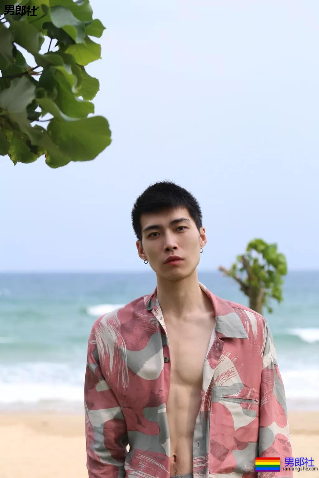 187小狼狗天台秀肌肉被疯传！长腿薄肌鼻子挺，真的太帅了！ - 51虹马