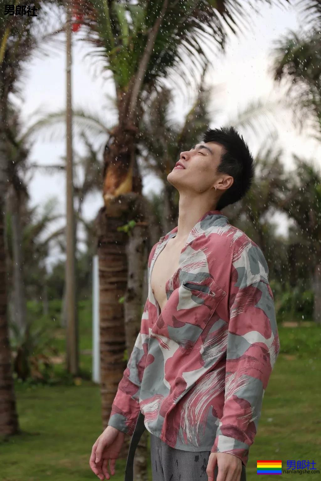 187小狼狗天台秀肌肉被疯传！长腿薄肌鼻子挺，真的太帅了！ - 51虹马