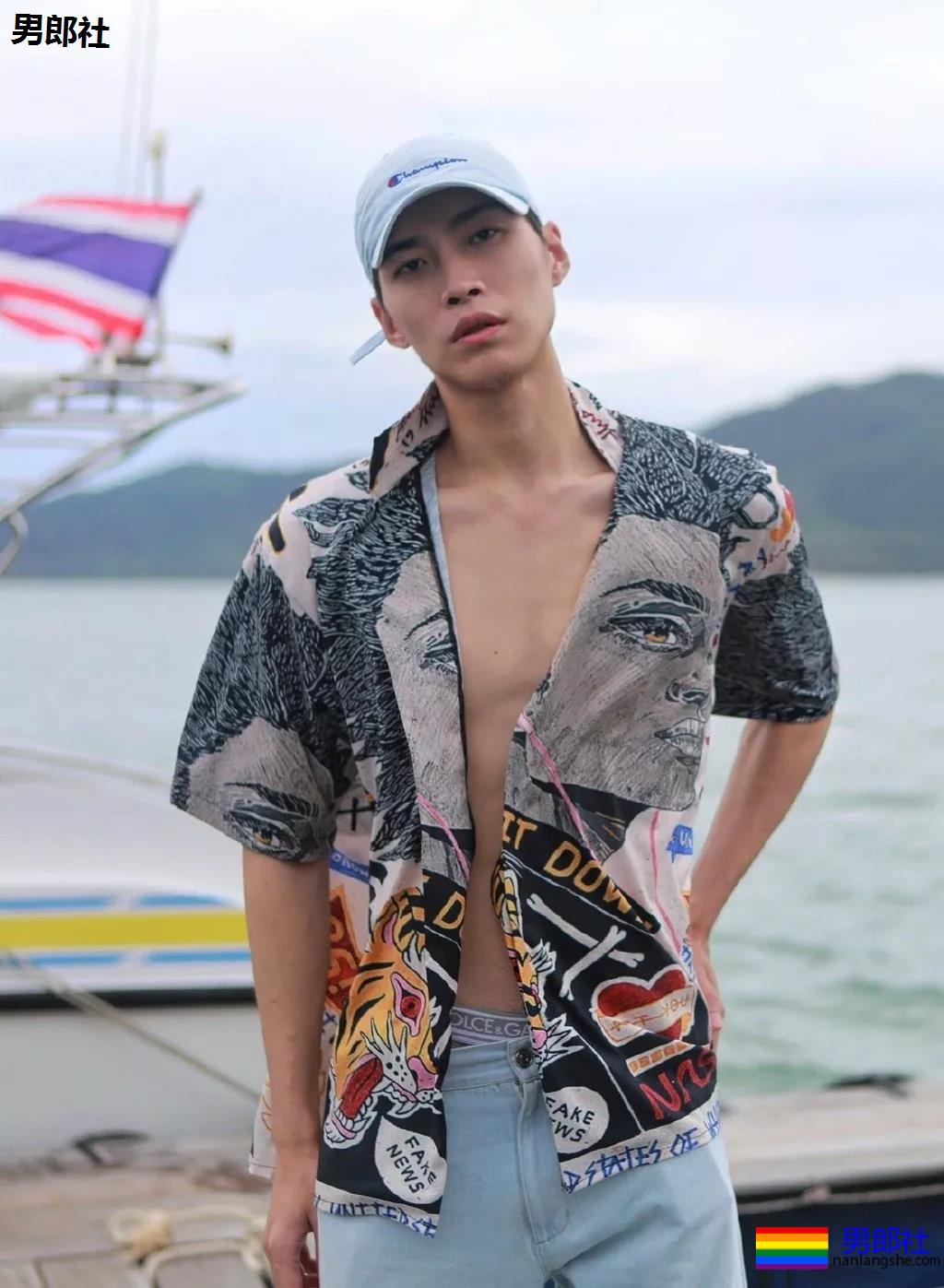 187小狼狗天台秀肌肉被疯传！长腿薄肌鼻子挺，真的太帅了！ - 51虹马