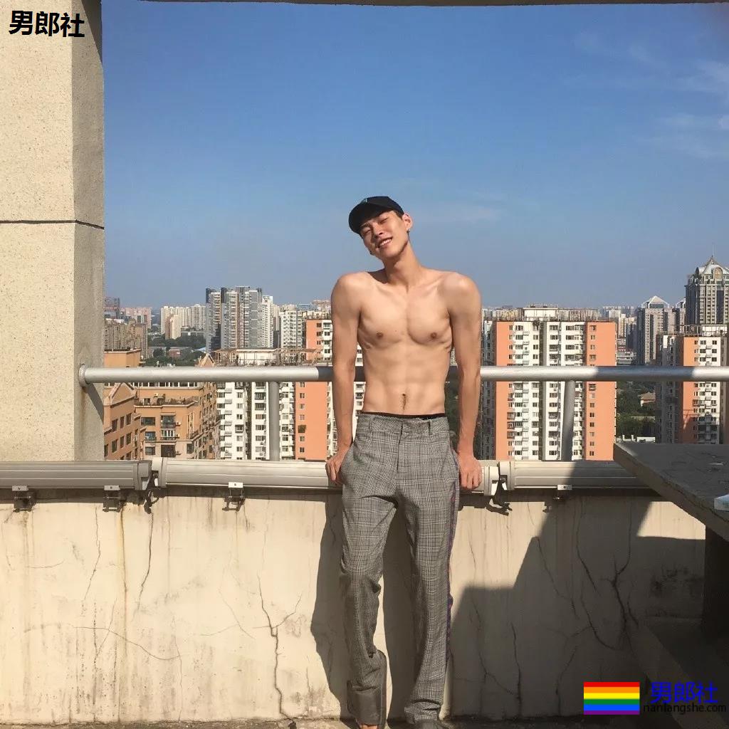 187小狼狗天台秀肌肉被疯传！长腿薄肌鼻子挺，真的太帅了！ - 51虹马