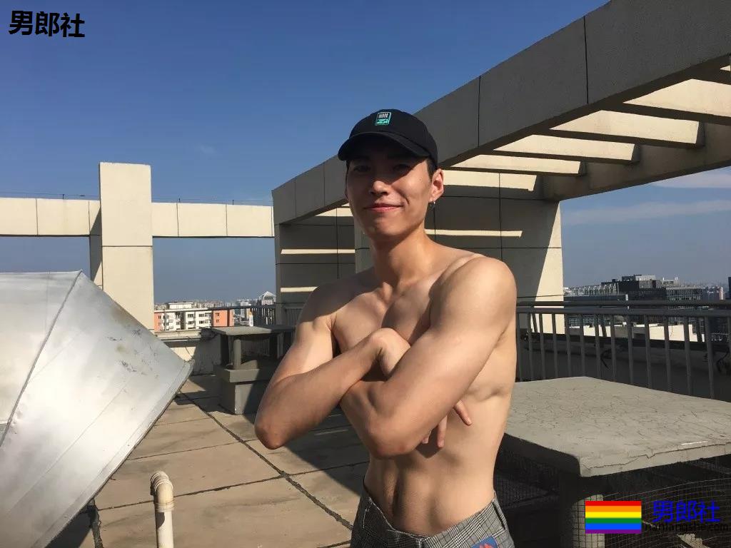 187小狼狗天台秀肌肉被疯传！长腿薄肌鼻子挺，真的太帅了！ - 51虹马