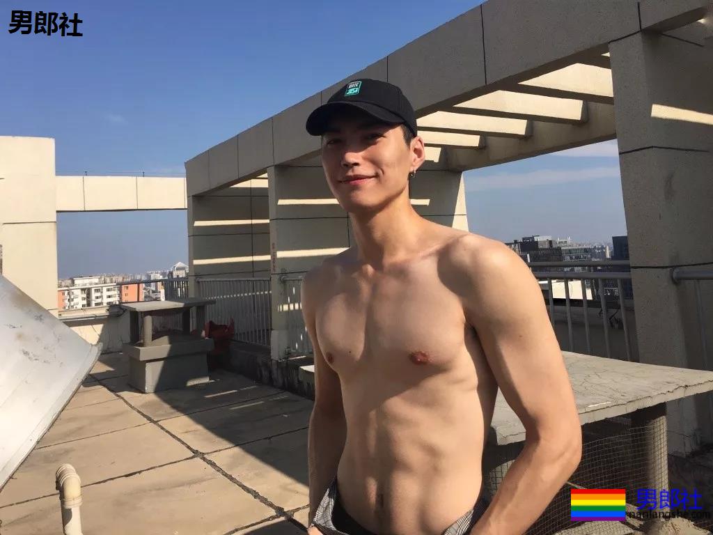 187小狼狗天台秀肌肉被疯传！长腿薄肌鼻子挺，真的太帅了！ - 51虹马