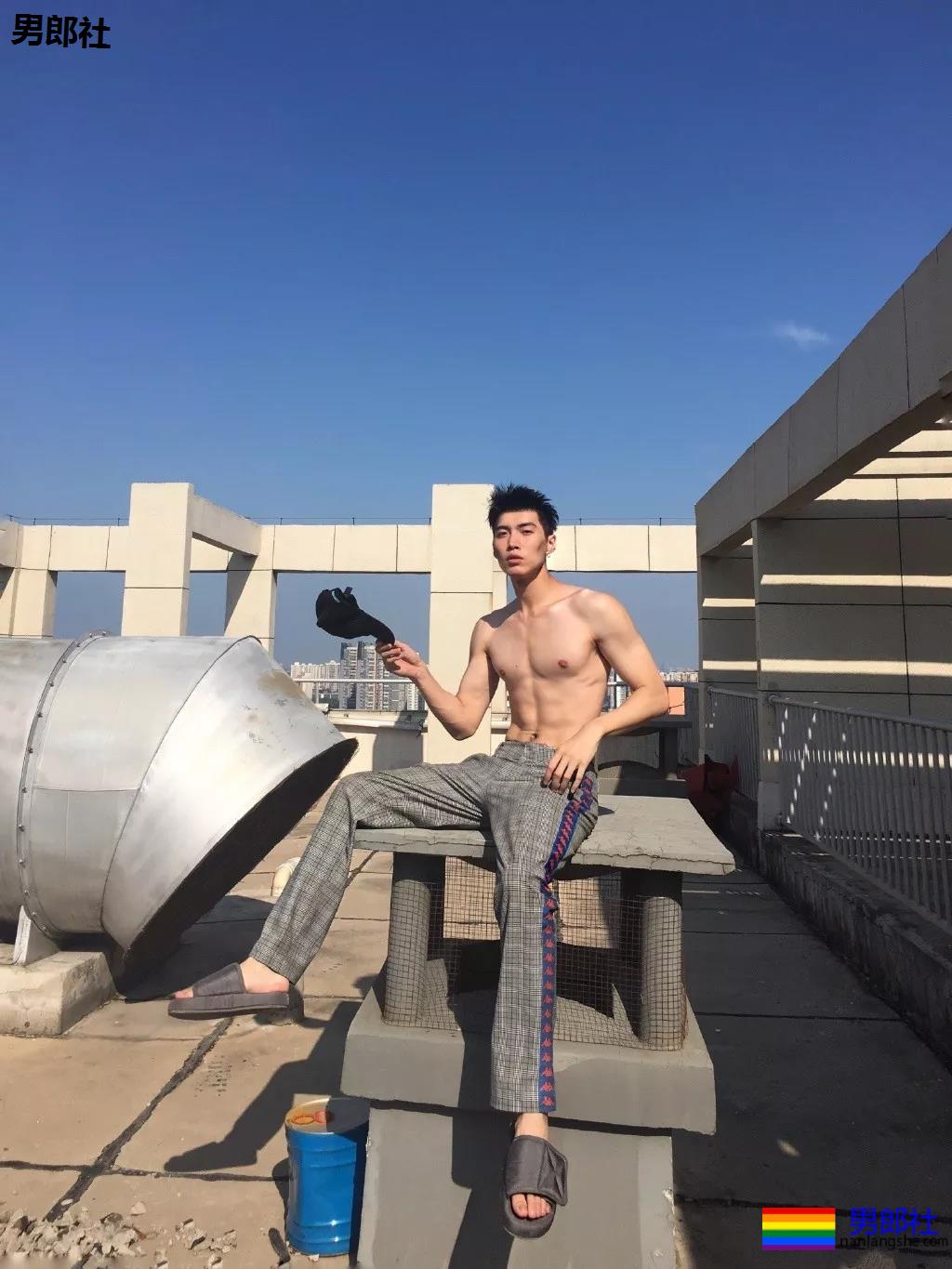 187小狼狗天台秀肌肉被疯传！长腿薄肌鼻子挺，真的太帅了！ - 51虹马