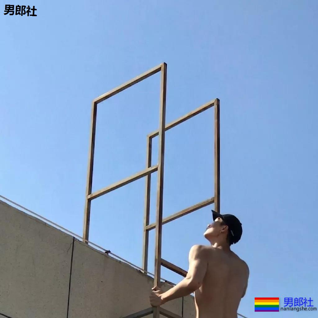 187小狼狗天台秀肌肉被疯传！长腿薄肌鼻子挺，真的太帅了！ - 51虹马