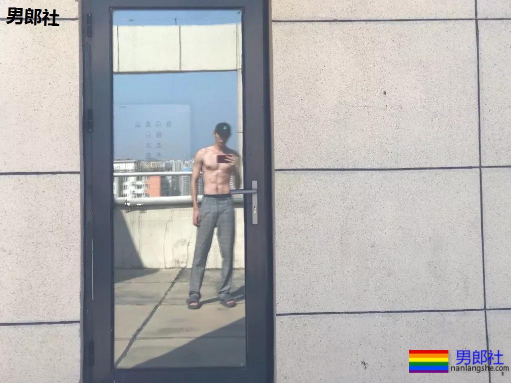 187小狼狗天台秀肌肉被疯传！长腿薄肌鼻子挺，真的太帅了！ - 51虹马