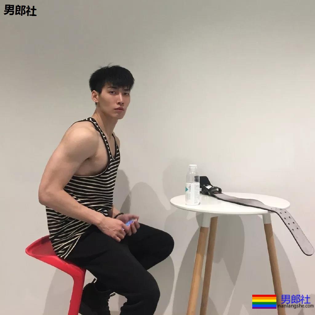 187小狼狗天台秀肌肉被疯传！长腿薄肌鼻子挺，真的太帅了！ - 51虹马