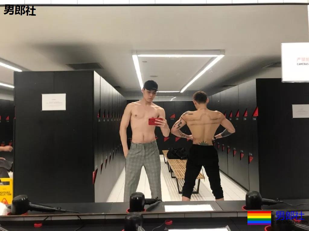 187小狼狗天台秀肌肉被疯传！长腿薄肌鼻子挺，真的太帅了！ - 51虹马