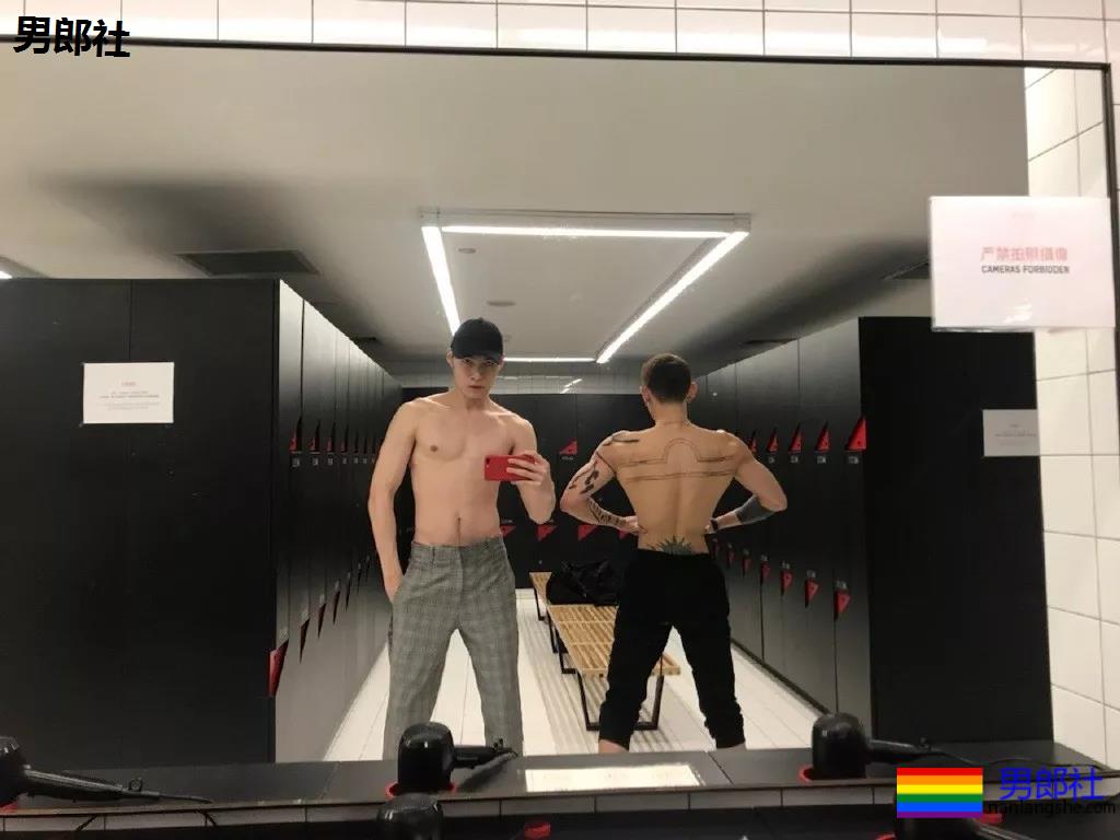 187小狼狗天台秀肌肉被疯传！长腿薄肌鼻子挺，真的太帅了！ - 51虹马