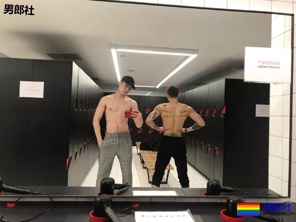 187小狼狗天台秀肌肉被疯传！长腿薄肌鼻子挺，真的太帅了！ - 51虹马