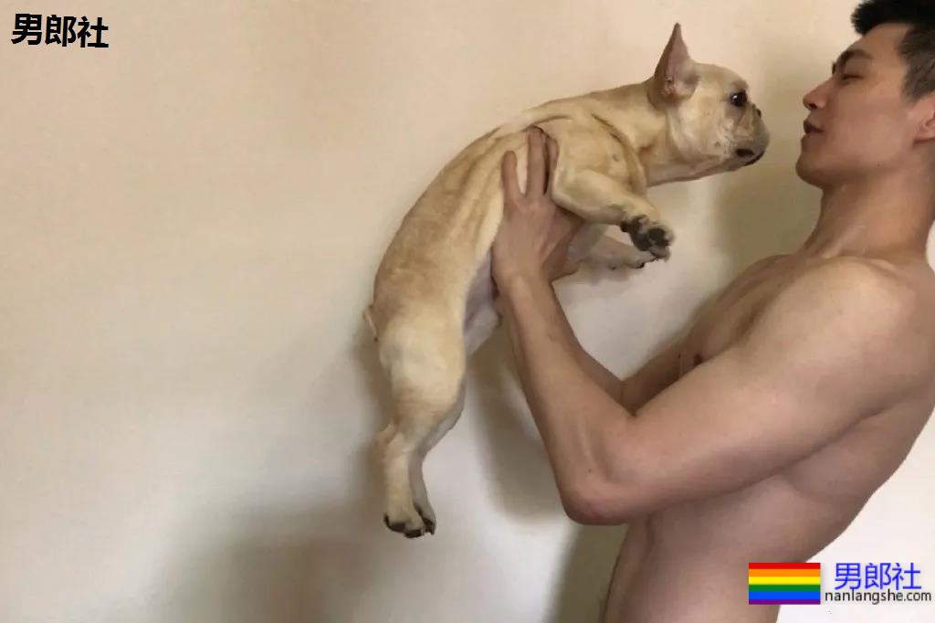 187小狼狗天台秀肌肉被疯传！长腿薄肌鼻子挺，真的太帅了！ - 51虹马