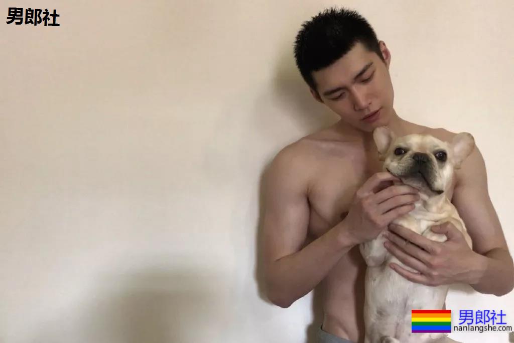 187小狼狗天台秀肌肉被疯传！长腿薄肌鼻子挺，真的太帅了！ - 51虹马