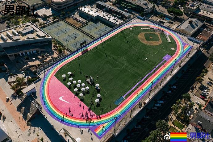Nike把洛杉矶一个体育场的跑道改成了彩虹色 - 51虹马