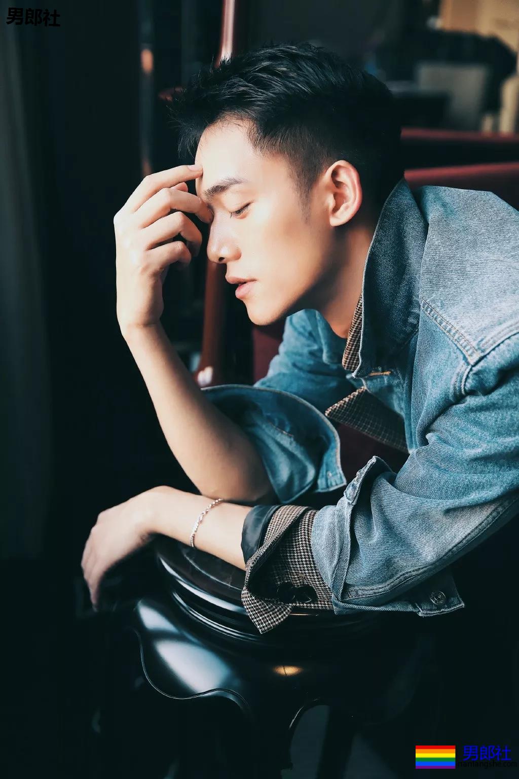 初恋脸高级脸!?活捉一窝小狼狗,我决定为他弯了! - 51虹马 初恋脸高级脸!?活捉一窝小狼狗,我决定为他弯了! - 51虹马