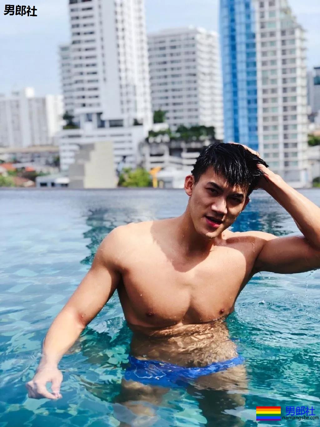 火遍抖音的大胸肌泳裤体育生，腿又米且又長，猜猜多大？-51虹马