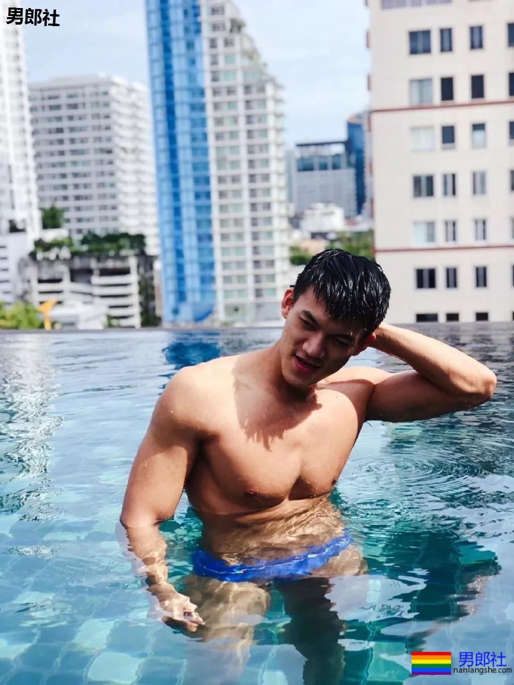 火遍抖音的大胸肌泳裤体育生，腿又米且又長，猜猜多大？ - 51虹马