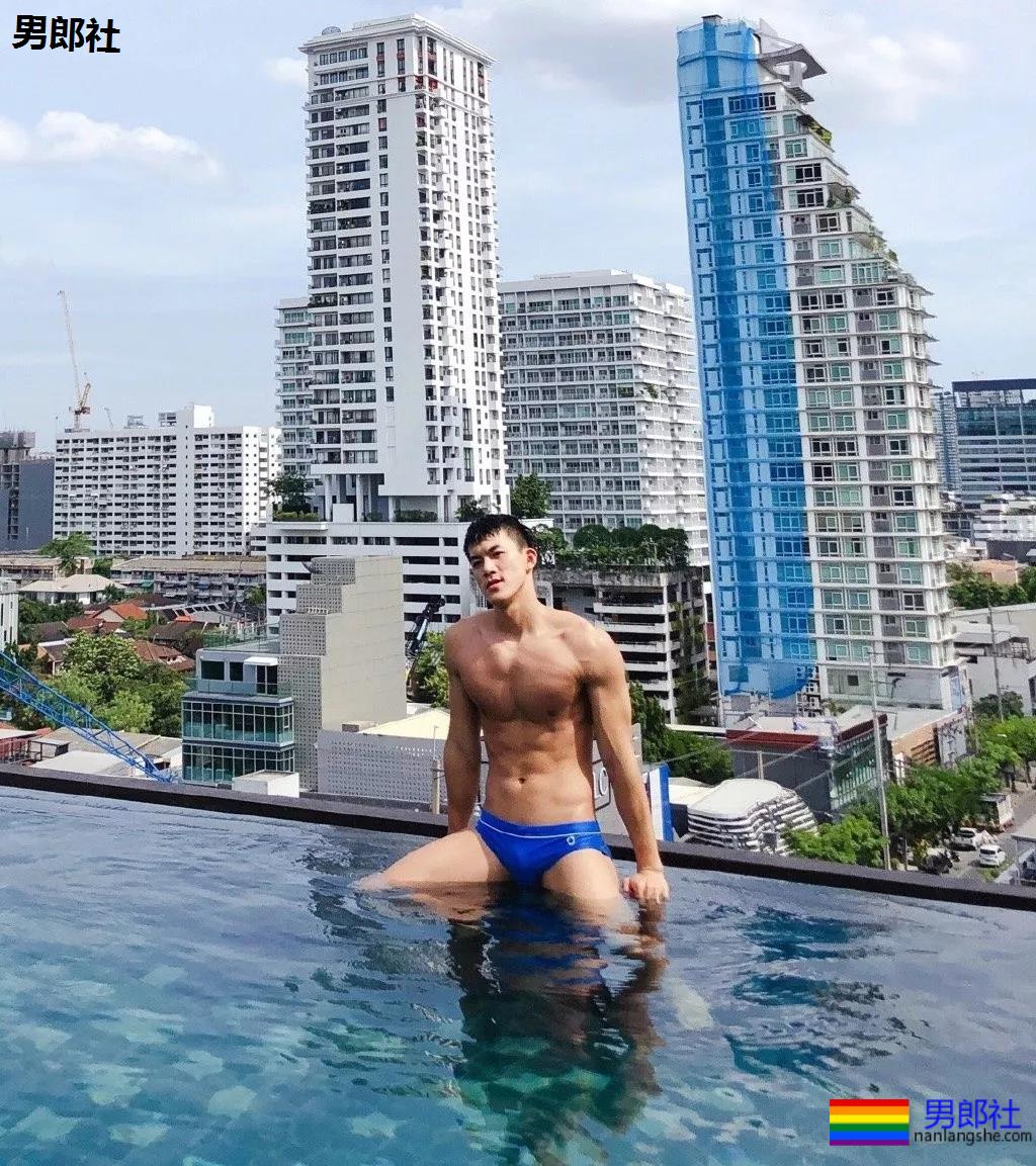 火遍抖音的大胸肌泳裤体育生，腿又米且又長，猜猜多大？ - 51虹马