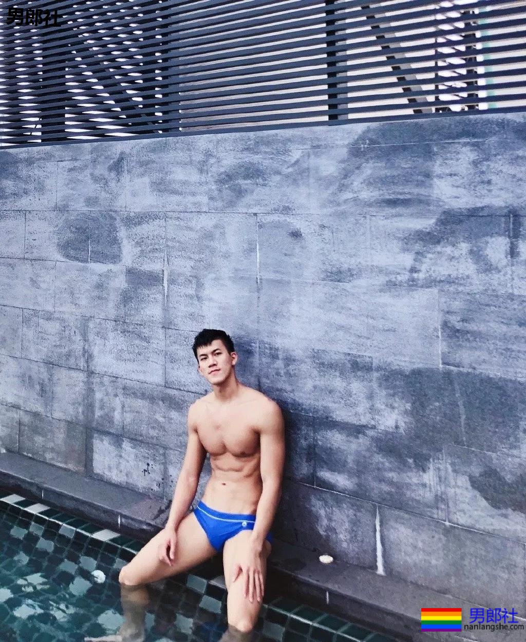 火遍抖音的大胸肌泳裤体育生，腿又米且又長，猜猜多大？ - 51虹马