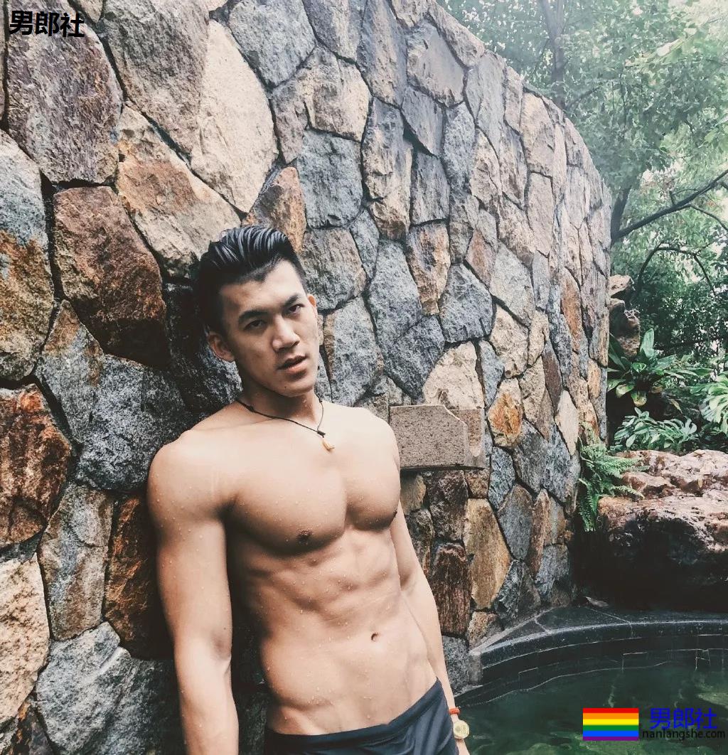 火遍抖音的大胸肌泳裤体育生，腿又米且又長，猜猜多大？ - 51虹马