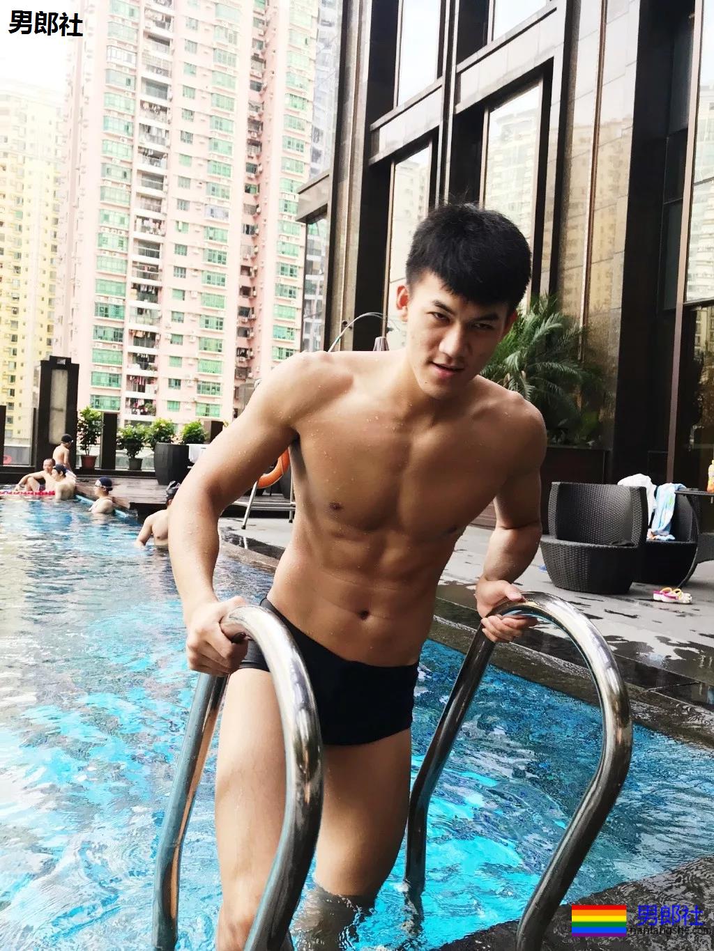 火遍抖音的大胸肌泳裤体育生，腿又米且又長，猜猜多大？ - 51虹马