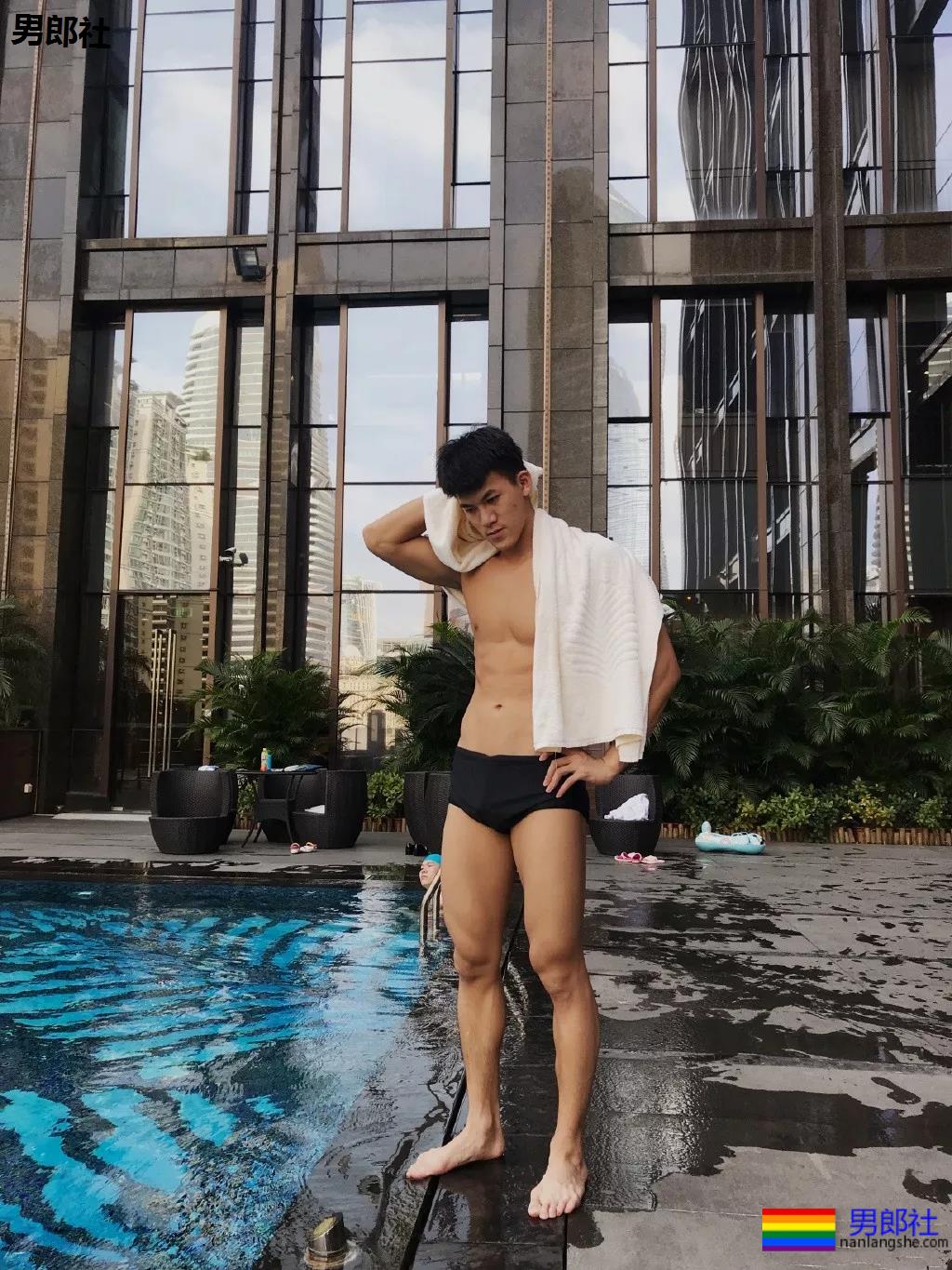 火遍抖音的大胸肌泳裤体育生，腿又米且又長，猜猜多大？ - 51虹马