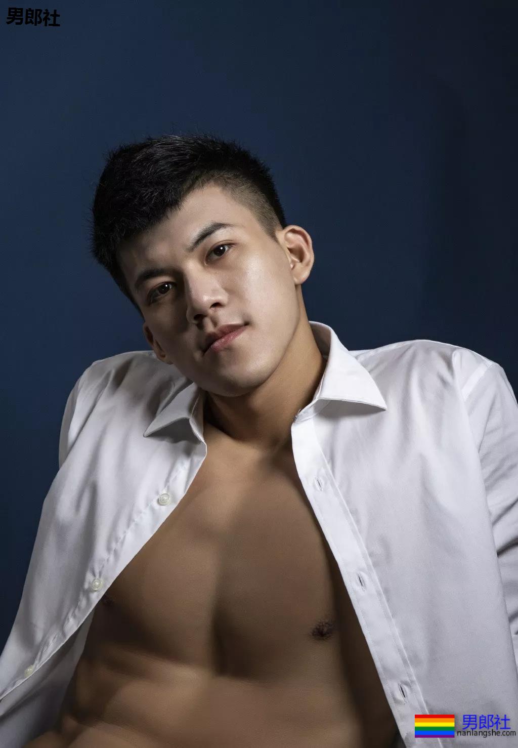 火遍抖音的大胸肌泳裤体育生，腿又米且又長，猜猜多大？ - 51虹马