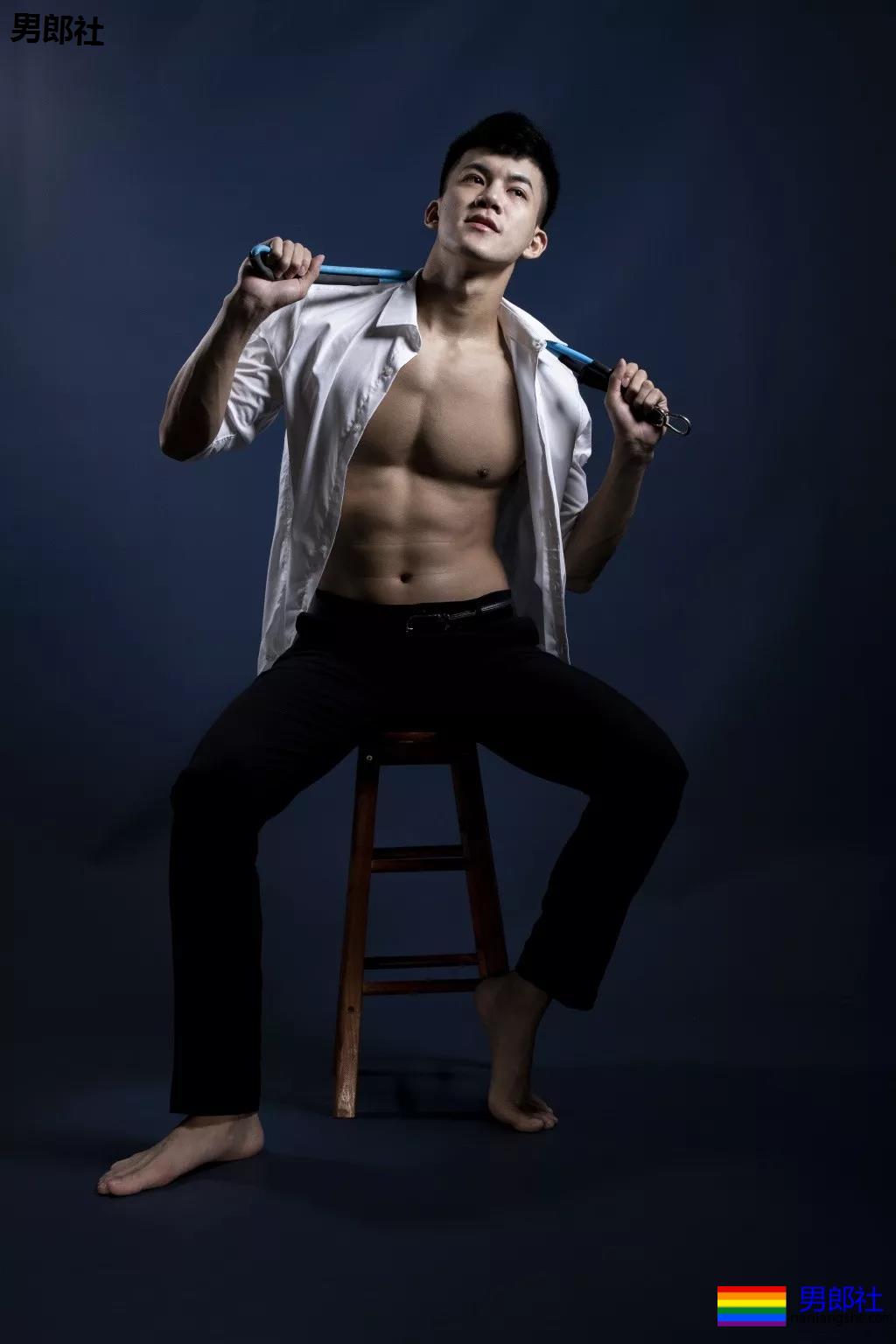 火遍抖音的大胸肌泳裤体育生，腿又米且又長，猜猜多大？ - 51虹马