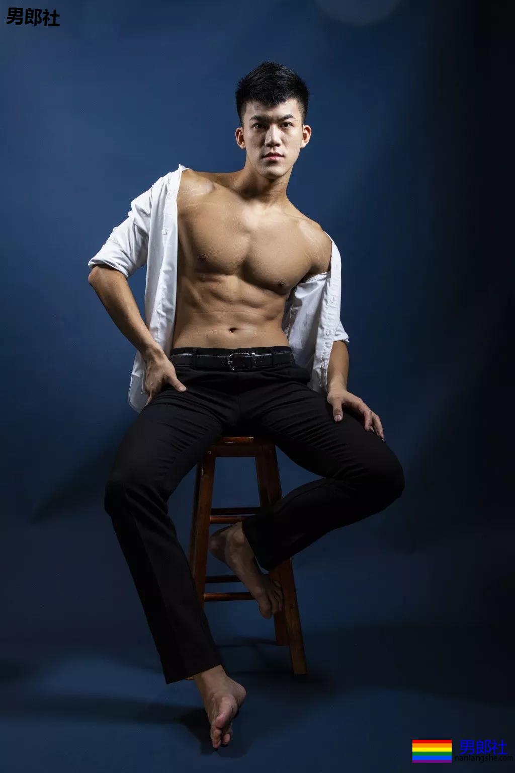 火遍抖音的大胸肌泳裤体育生，腿又米且又長，猜猜多大？ - 51虹马