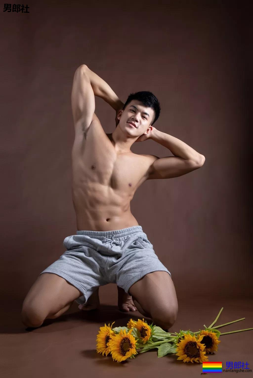 火遍抖音的大胸肌泳裤体育生，腿又米且又長，猜猜多大？ - 51虹马