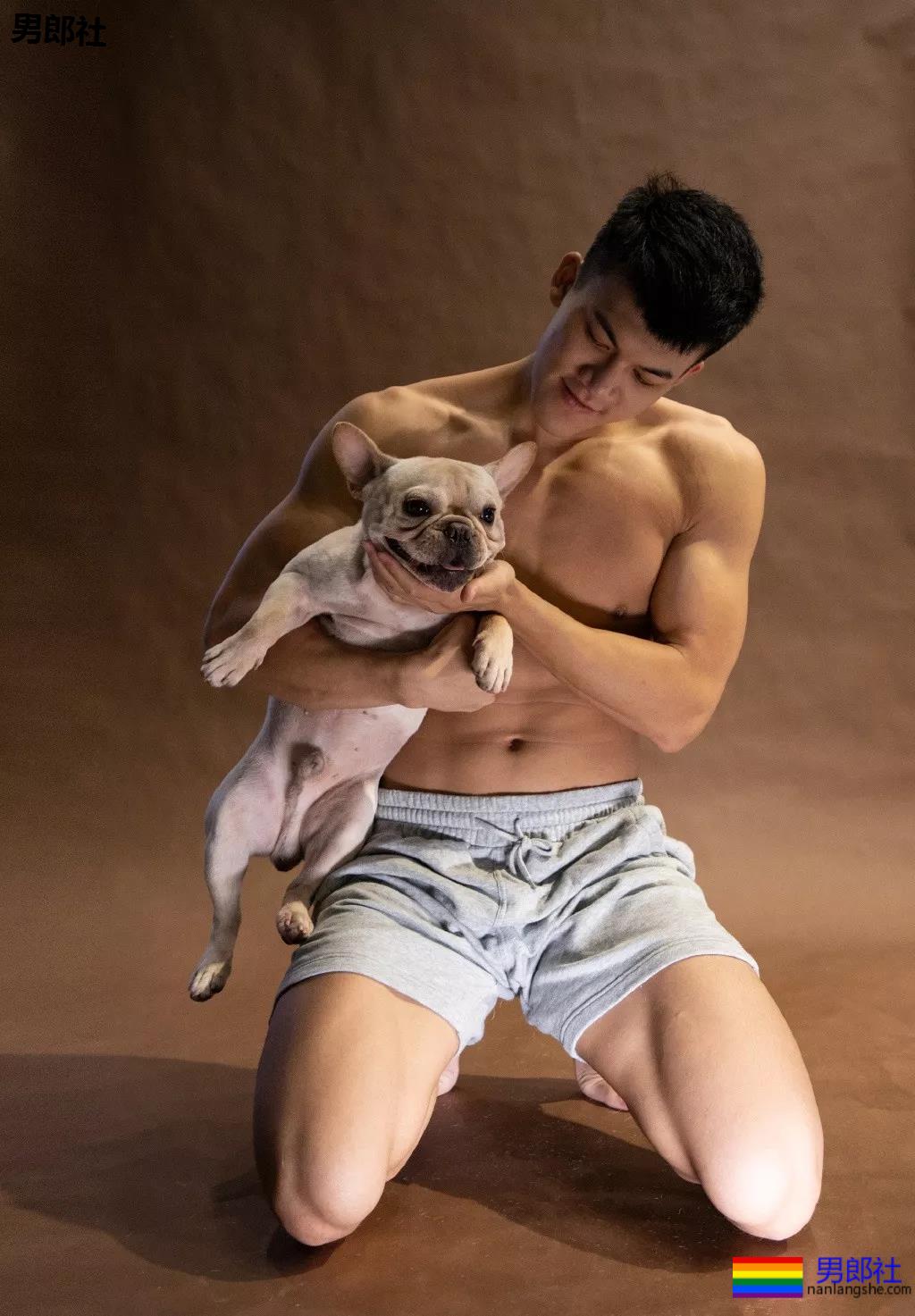 火遍抖音的大胸肌泳裤体育生，腿又米且又長，猜猜多大？ - 51虹马