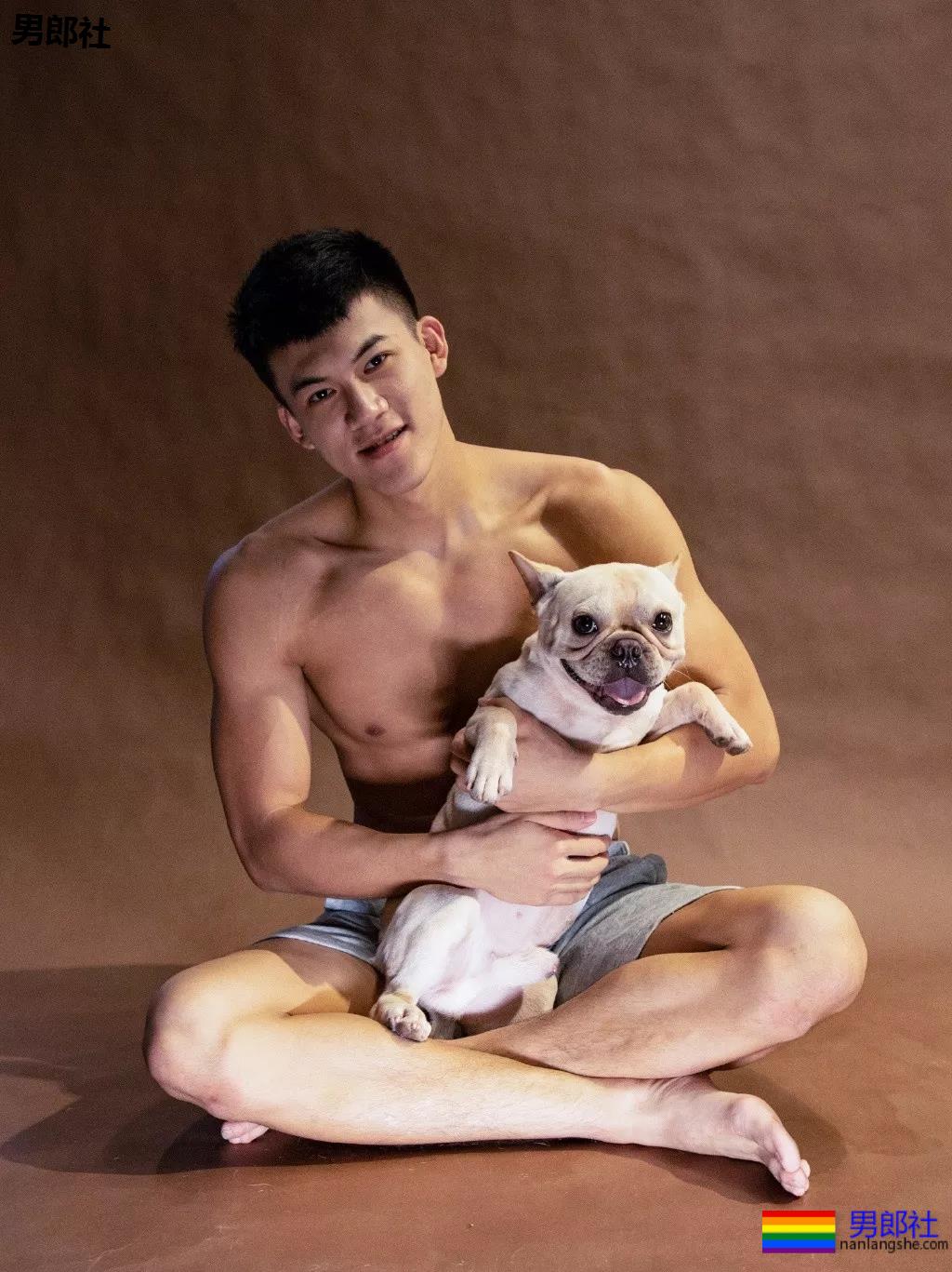 火遍抖音的大胸肌泳裤体育生，腿又米且又長，猜猜多大？ - 51虹马