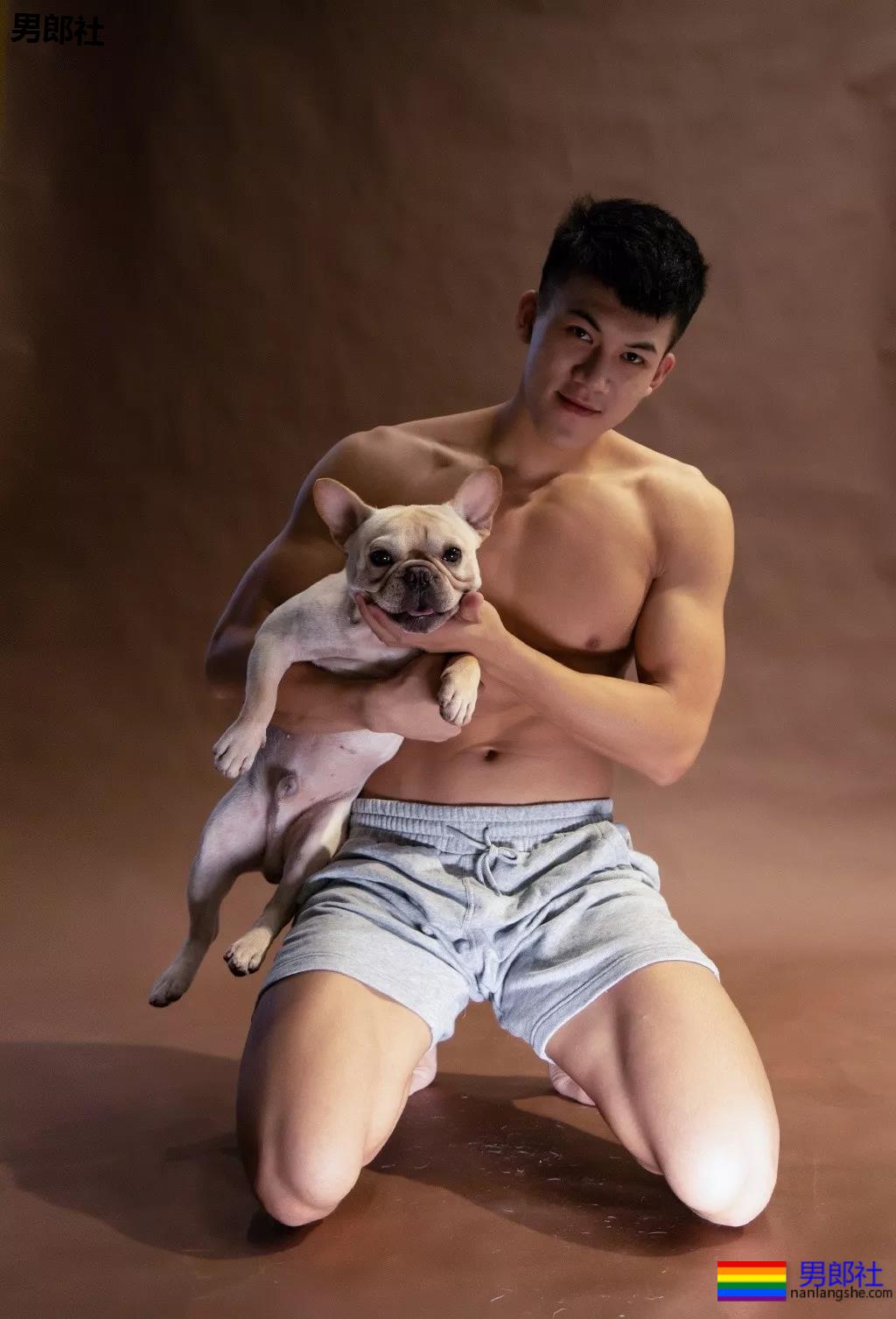 火遍抖音的大胸肌泳裤体育生，腿又米且又長，猜猜多大？ - 51虹马