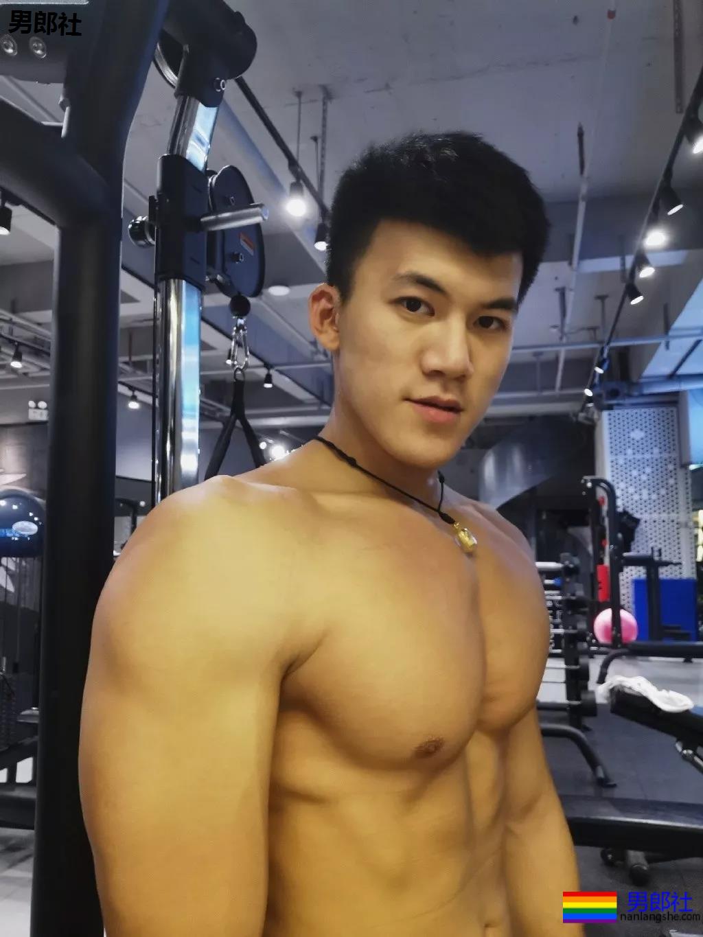 火遍抖音的大胸肌泳裤体育生，腿又米且又長，猜猜多大？ - 51虹马