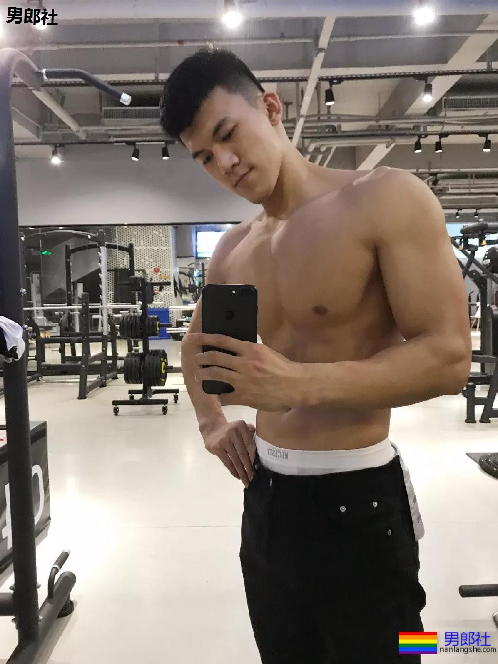 火遍抖音的大胸肌泳裤体育生，腿又米且又長，猜猜多大？ - 51虹马