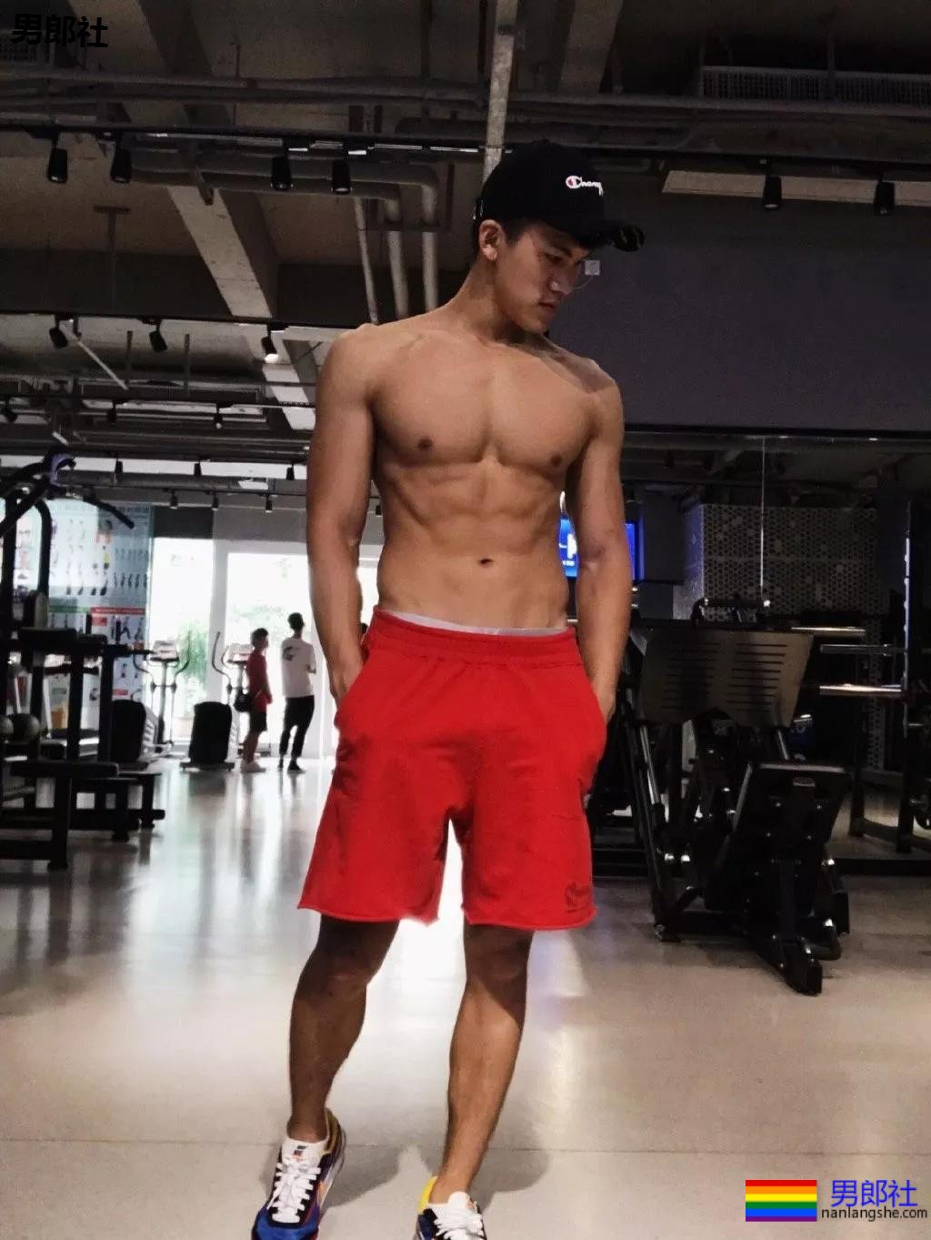 火遍抖音的大胸肌泳裤体育生，腿又米且又長，猜猜多大？ - 51虹马