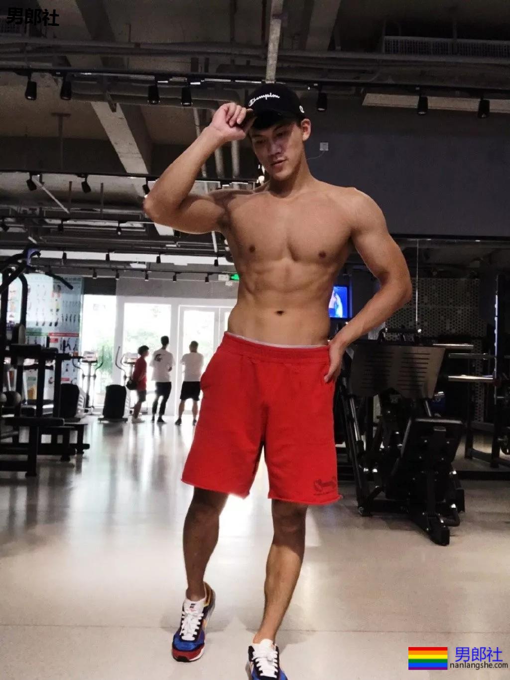 火遍抖音的大胸肌泳裤体育生，腿又米且又長，猜猜多大？ - 51虹马