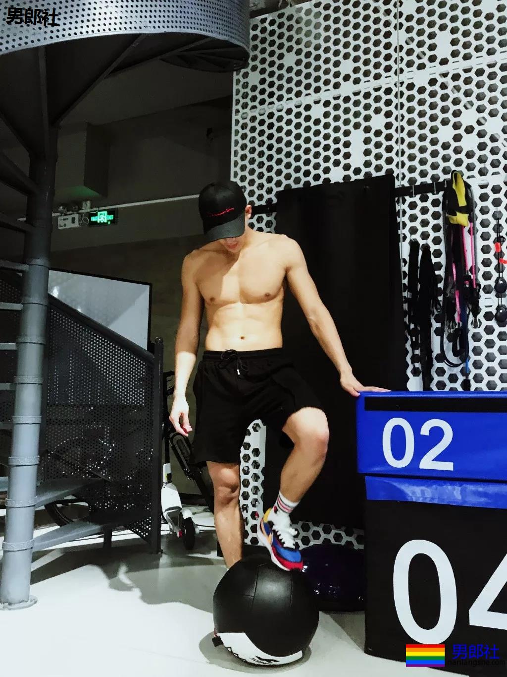 火遍抖音的大胸肌泳裤体育生，腿又米且又長，猜猜多大？ - 51虹马