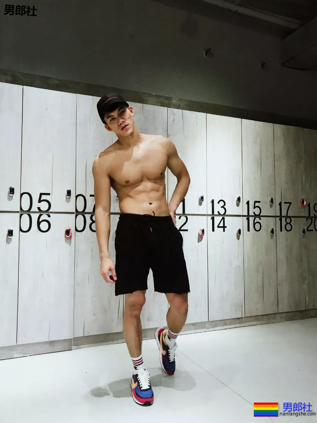 火遍抖音的大胸肌泳裤体育生，腿又米且又長，猜猜多大？ - 51虹马