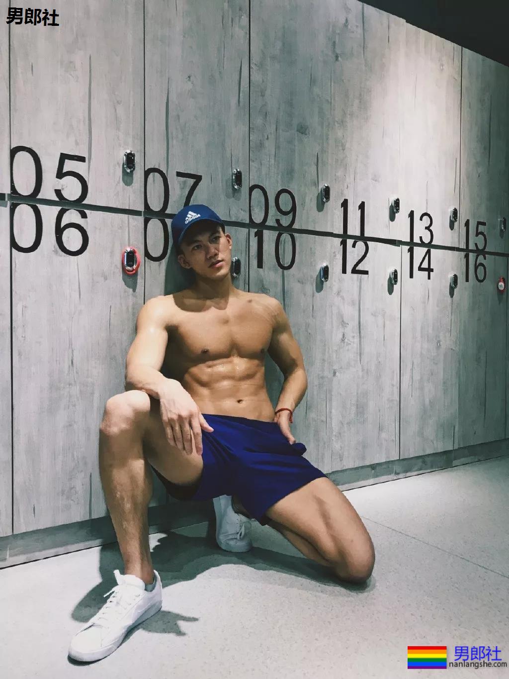 火遍抖音的大胸肌泳裤体育生，腿又米且又長，猜猜多大？ - 51虹马