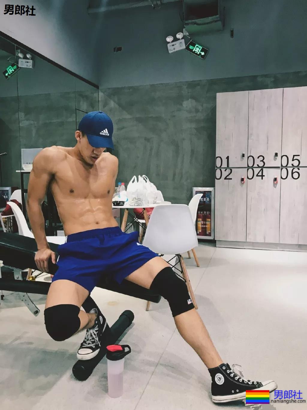 火遍抖音的大胸肌泳裤体育生，腿又米且又長，猜猜多大？ - 51虹马